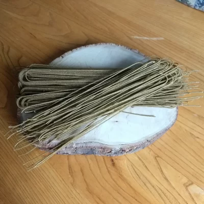 spaghettis sur planche de bois